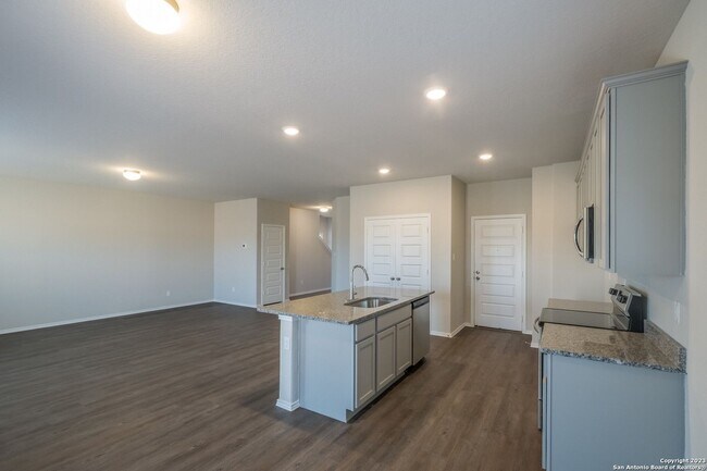 Building Photo - 4 Bedrooms 2 and 1/2 Baths