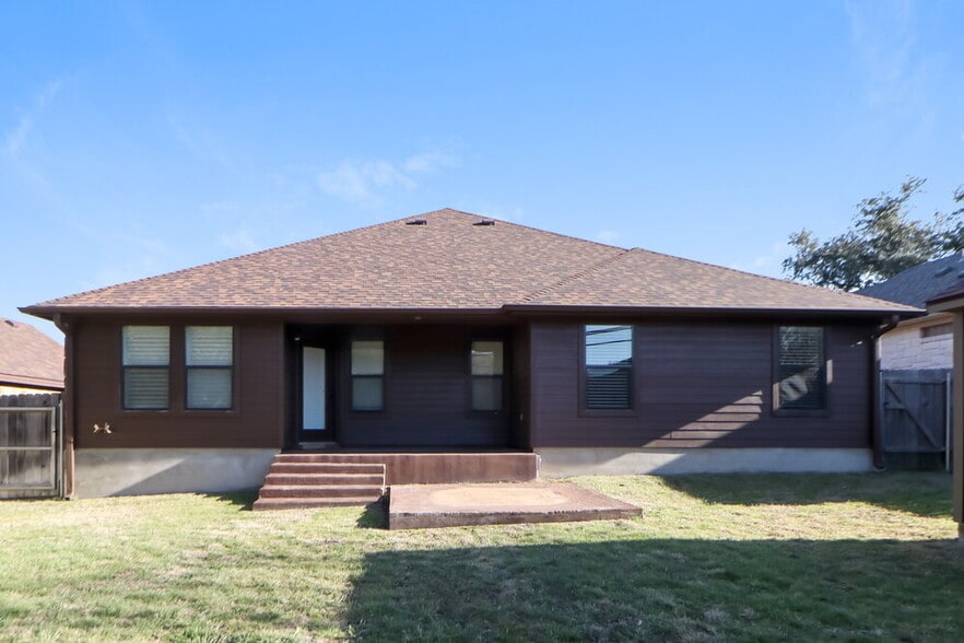 Building Photo - 701 Algerita Dr