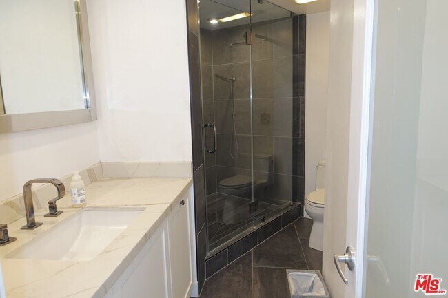 Building Photo - 723 Westmount Dr