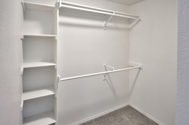 Building Photo - Fully renovated 2nd floor apartment available soon!