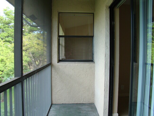 Building Photo - BEAUTIFUL 2/2 IN THE HEART OF CORAL SPRINGS