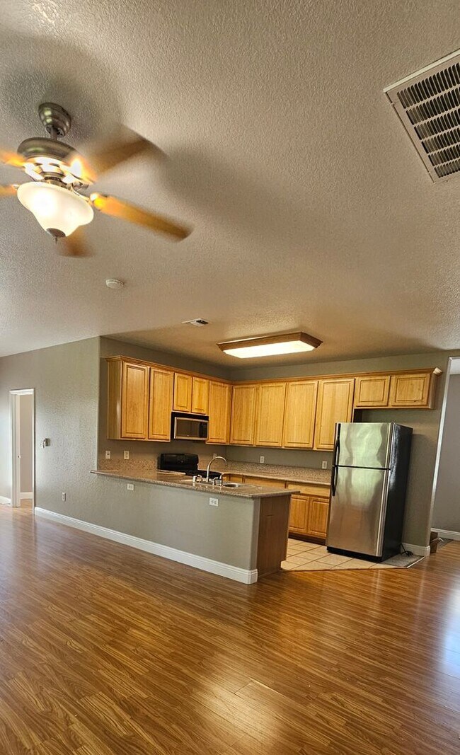 Building Photo - G Street 6 Plex