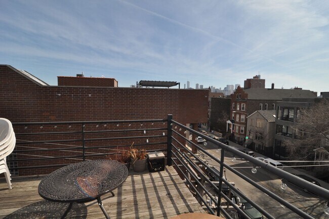 Building Photo - Noble Square Large 2 Bed w/Central Heat & A/C, Only 2 Blocks to the Blue Line, In-Unit Laundry. F...
