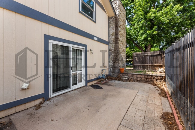 Building Photo - 1111 E Redwood Rd