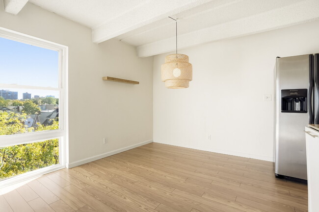 Building Photo - Spacious Cap Hill Condo with Garage Parking