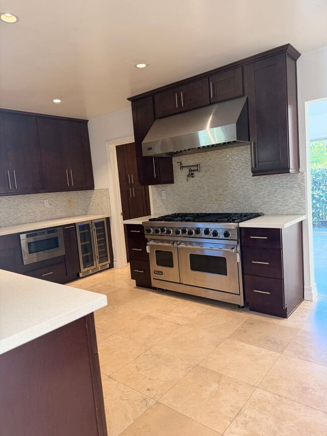 Building Photo - Gorgeous Tarzana Home