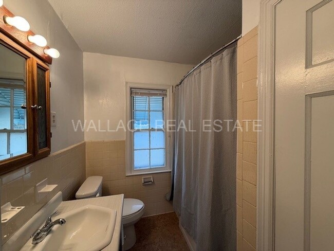 Building Photo - CUTE 1940'S BUNGALOW IN SHANNONDALE COMMUNITY IN N. KNOXVILLE!!