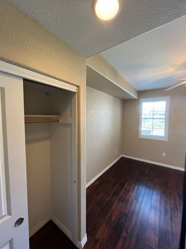 Building Photo - 838 Tarragon Ln