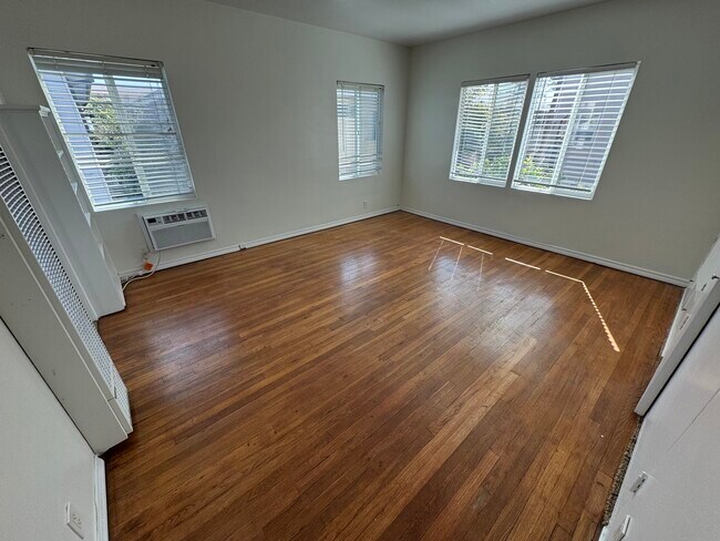 Building Photo - 9217 Alcott St