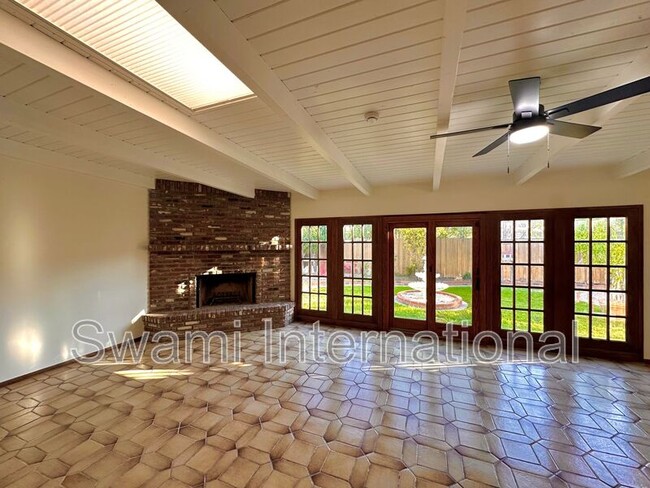 Building Photo - 1820 Avenida Estudiante