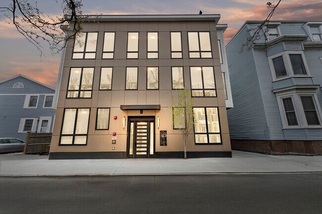 Building Photo - 8 Mercer St