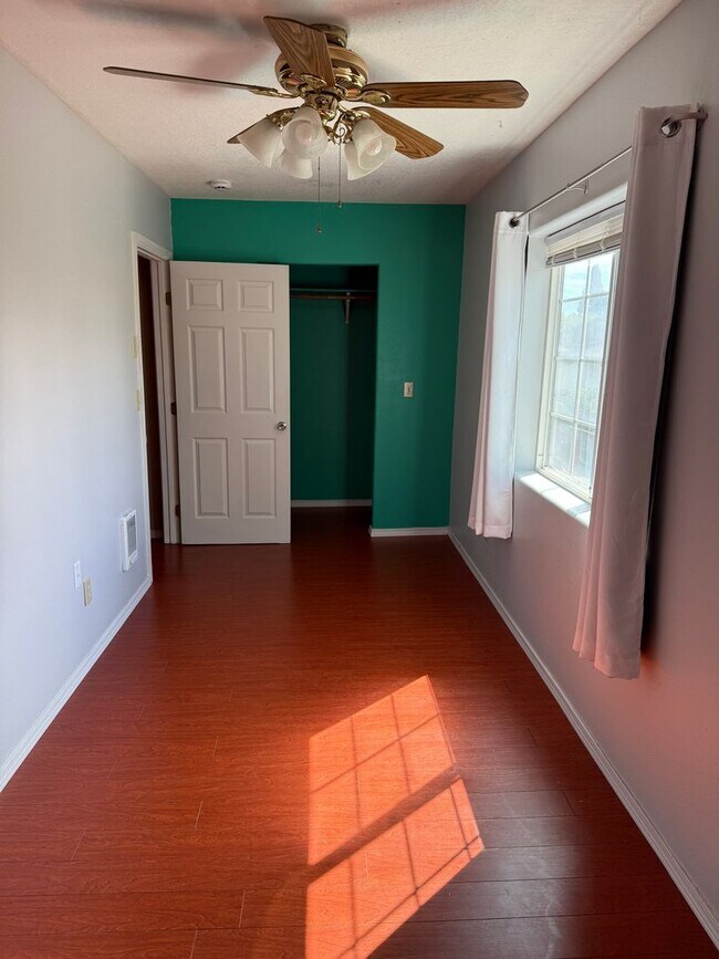 Building Photo - Unique, spacious 5-bdrm/3-bath Craftsman w...