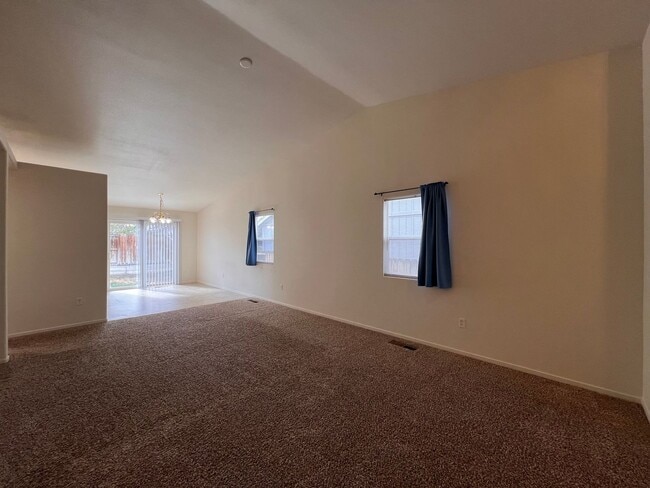 Building Photo - Centrally located 3 bedroom home in Fernley- 3 car garage