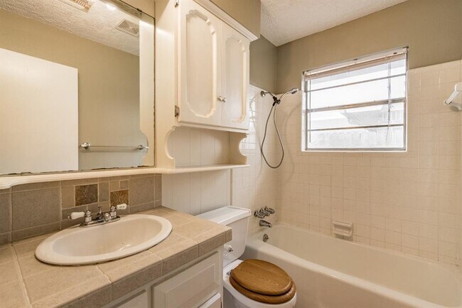 Building Photo - 1220 E Brooks St