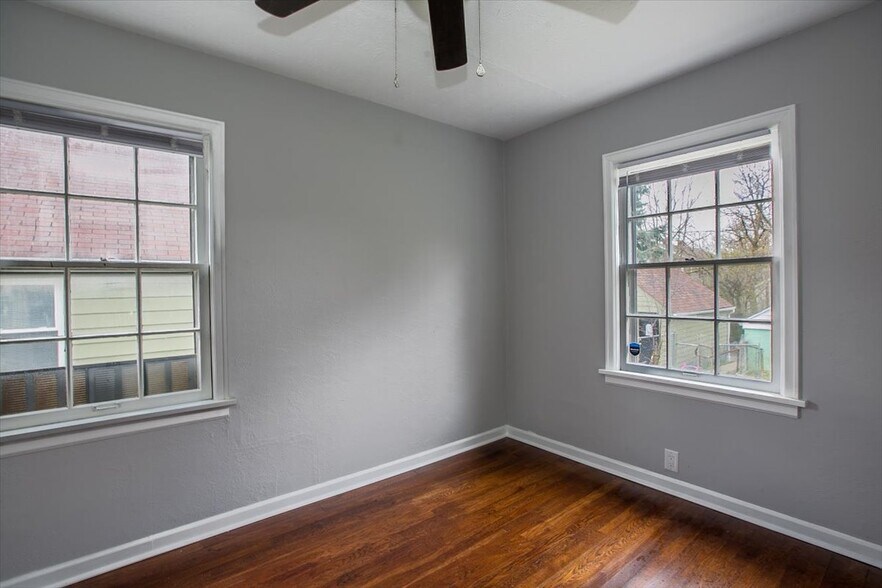Downstairs Bedroom - 148 Niagara Ave