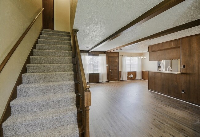 Building Photo - 13915 Roundstone Ln