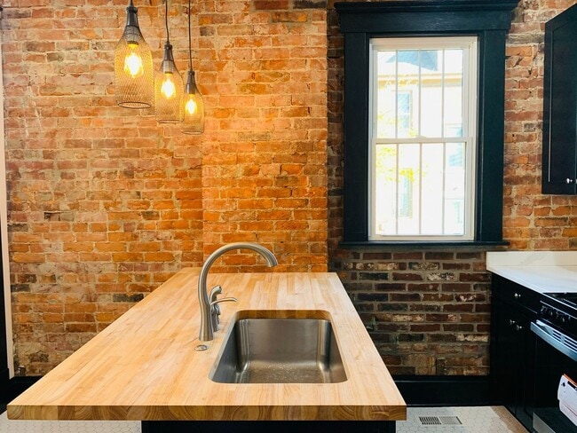Building Photo - 3 Bedroom 2.5 Bath Just Steps from Franklin Park!!
