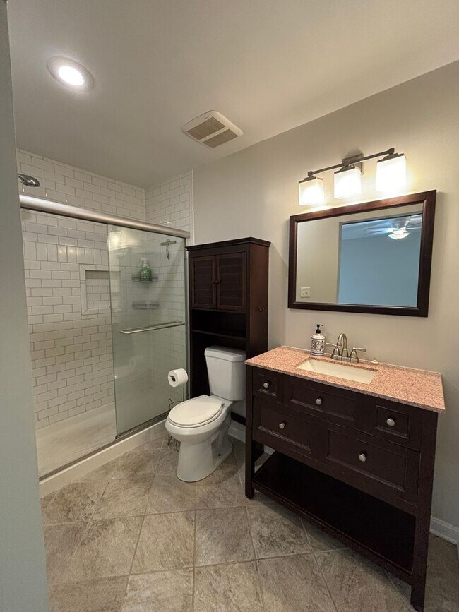 Building Photo - Adorable 1 bedroom 1.5. bath end unit townhouse in Annapolis