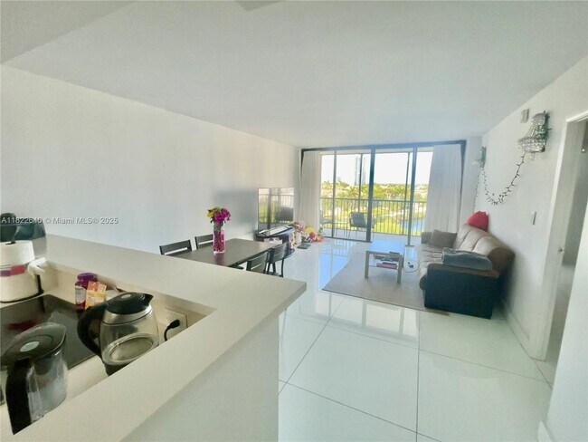 Building Photo - 3475 N Country Club Dr