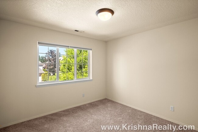 Building Photo - Beautiful 3 Bedroom | 2.5 Bathroom Single Family Home | 1 large bonus room | Located In Quiet Cas...