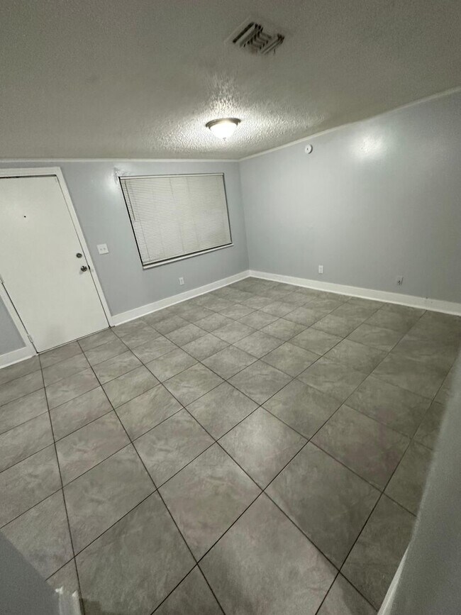 Building Photo - Fully Renovated 3/1 Single Family Available Now!