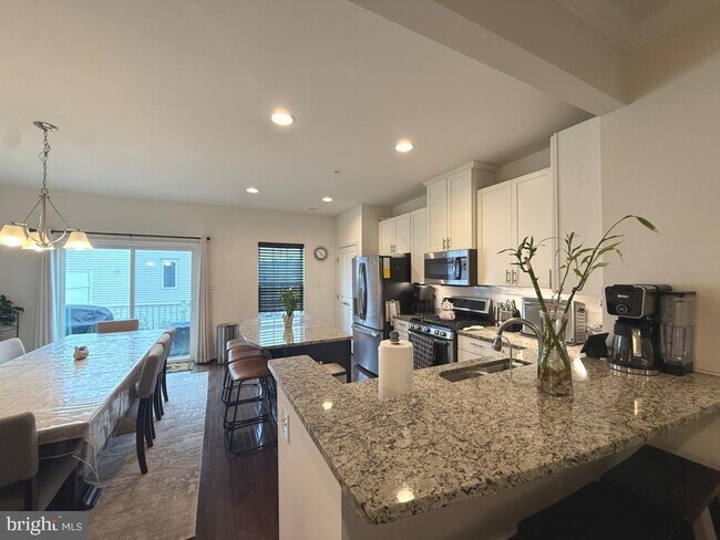 Building Photo - 210 Compass Dr