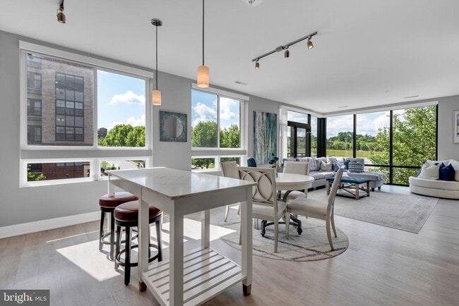 Building Photo - 145 Riverhaven Dr