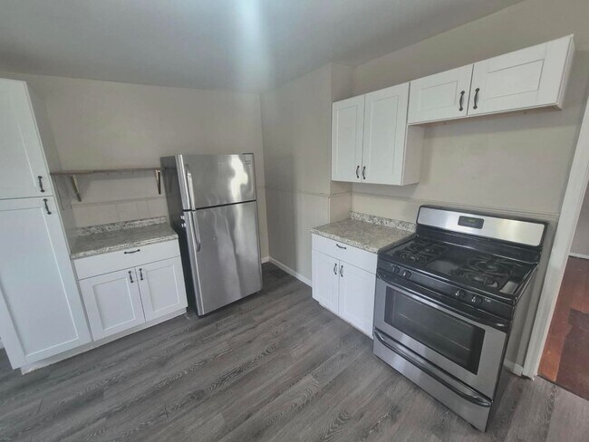 Building Photo - 417 Emma St