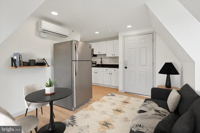 Building Photo - 9 W Hinckley Ave