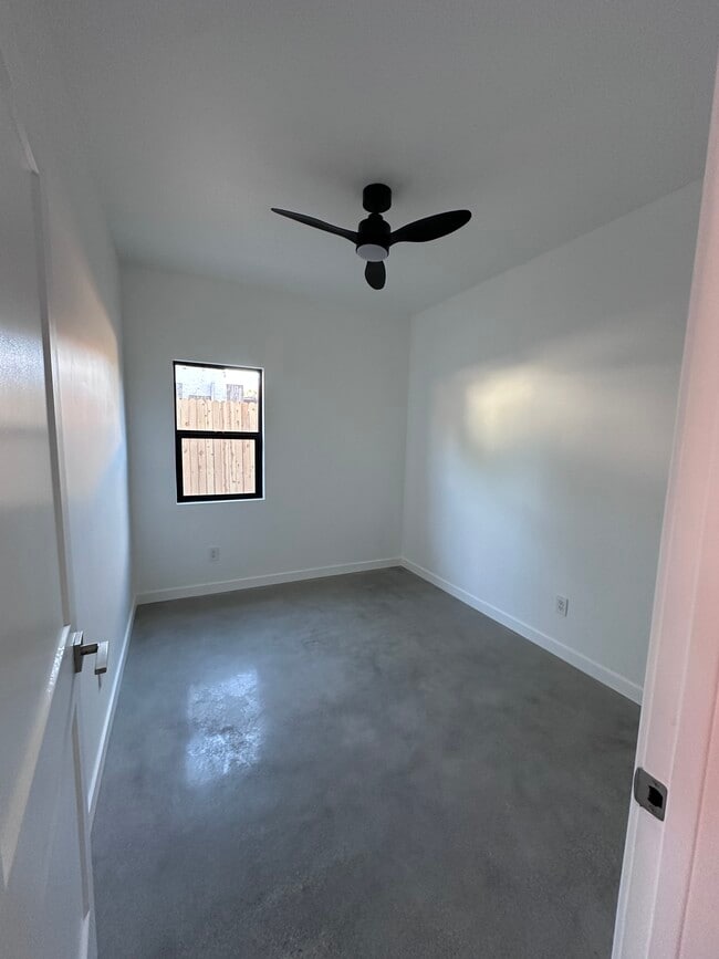 Building Photo - 1754 W 37th Dr