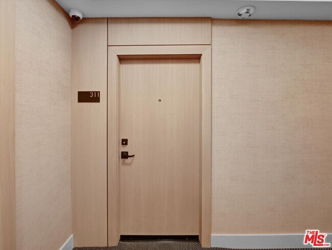 Building Photo - 999 N Doheny Dr