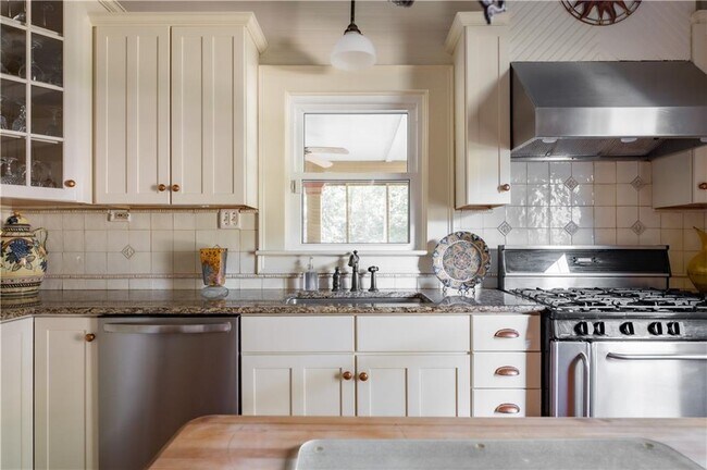 Building Photo - 152 Rivertown Rd