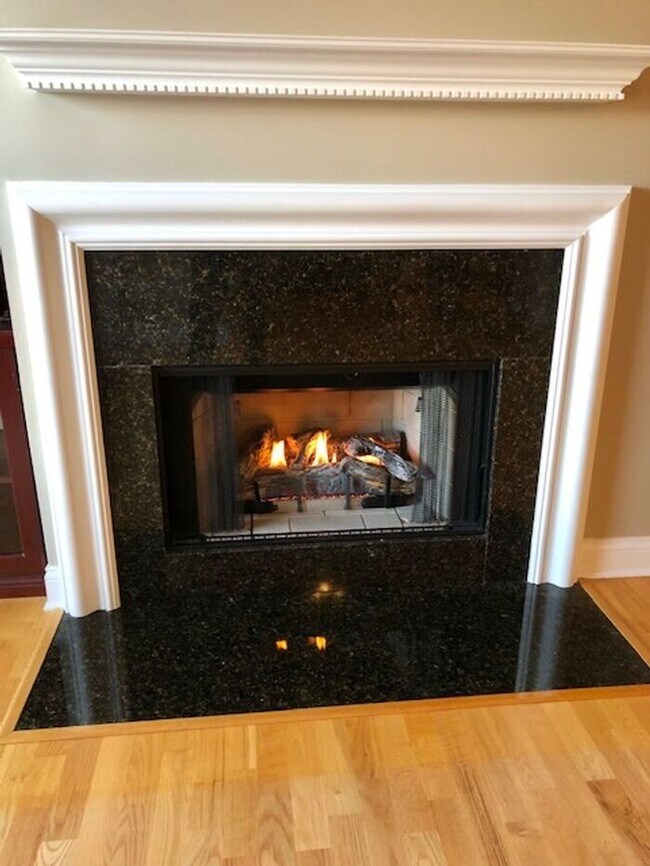 Building Photo - Top Floor Condo in Great Carmel Location!