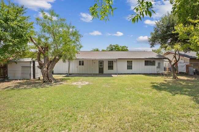 Building Photo - 10100 Woodglen Dr