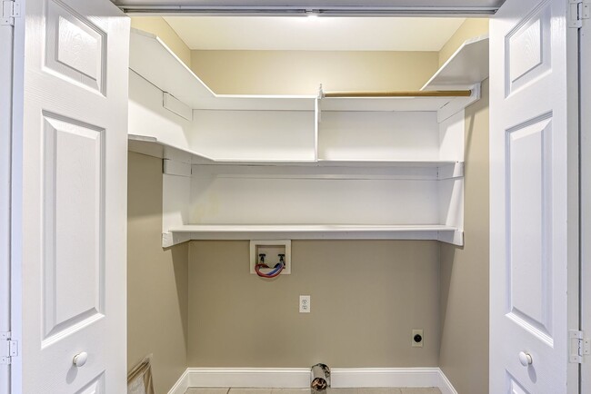 Building Photo - 3 Bedroom Home with Large Fenced in Yard, 2 Car Garage & Bonus Room!