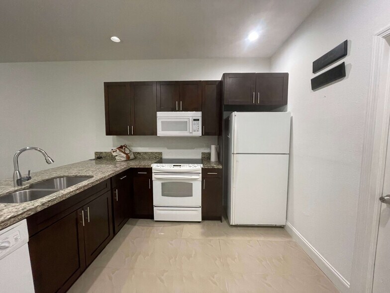 Building Photo - 1955 Marsh Harbor Dr