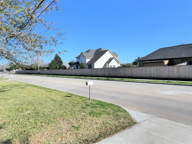 Building Photo - 606 Golfview Dr