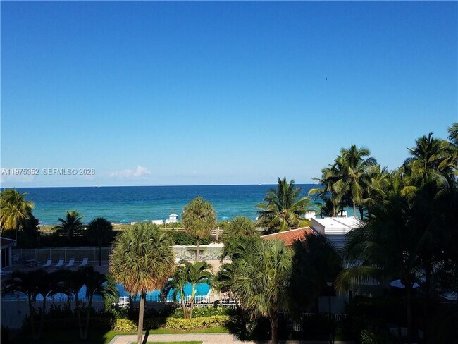 Building Photo - 2457 Collins Ave