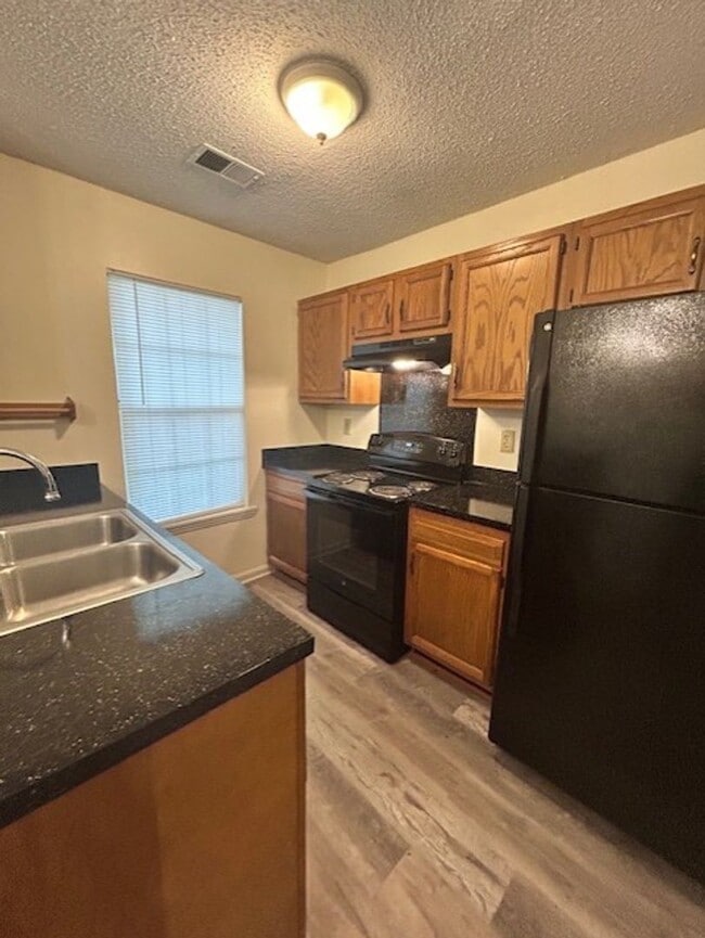 Building Photo - Coming Soon! 2 Bedroom Townhome!