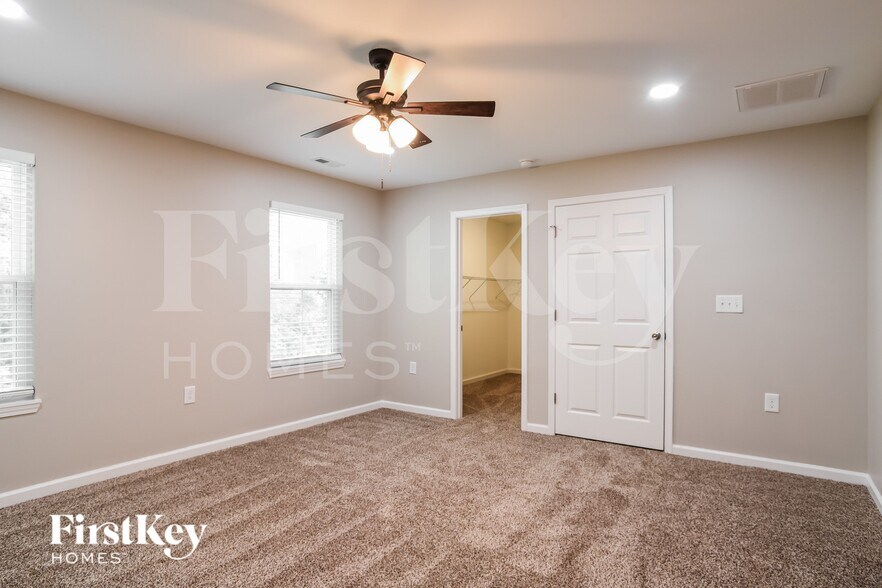 Building Photo - 229 Deerfield Dr