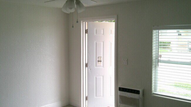 Building Photo - 900 W 9th St