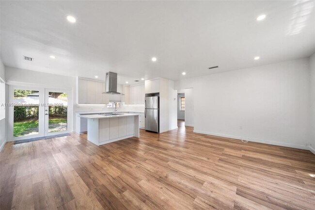 Building Photo - 301 SW 51st Ave