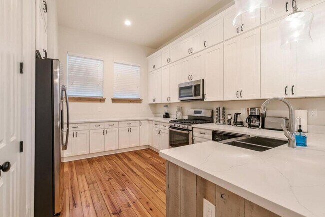 Building Photo - 1501 Robert C. Blakes Sr. Dr