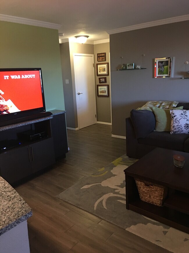 Building Photo - 460 S Marion Pkwy