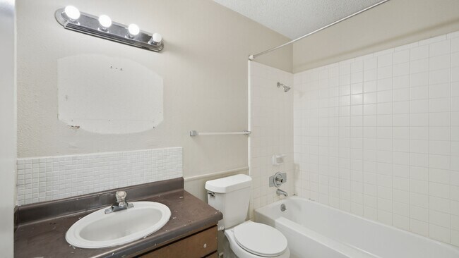 Building Photo - 140 Cloverleaf Dr