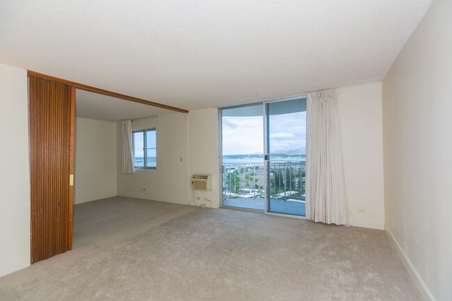 Building Photo - Views and Location!