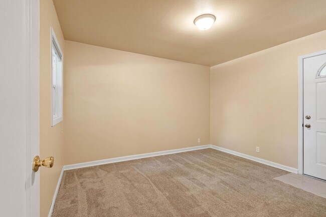 Building Photo - Charming, retro 2-bdrm/2-bath ranch in tranquil setting w/ large family room