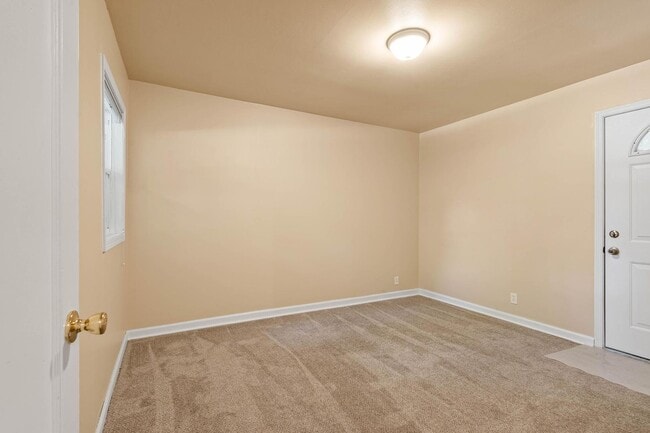 Building Photo - Charming, retro 2-bdrm/2-bath ranch w/ lar...