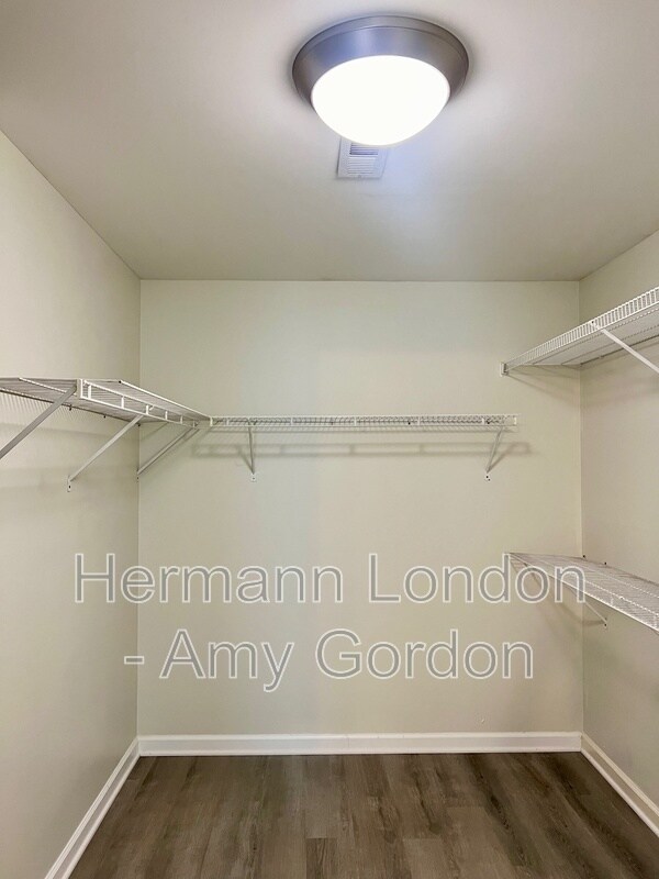 Building Photo - 4225 W Pine Blvd