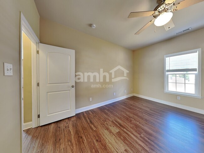 Building Photo - 220 Ash Dr